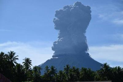 Video: Eruption of Mount Ibu Volcano in Indonesia