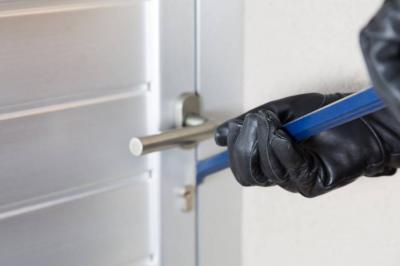 Video: Thief Breaks into Homes Accompanied by Younger Brother in the Suburb