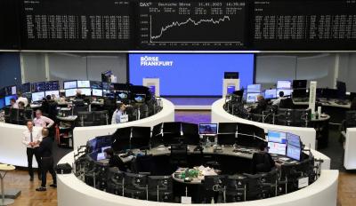 European Stocks Rise as Bond Yields Fall