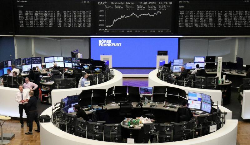 European Stocks Rise as Bond Yields Fall