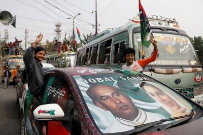 Pakistan: Rivals Nawaz Sharif and Imran Khan Announce Election Wins