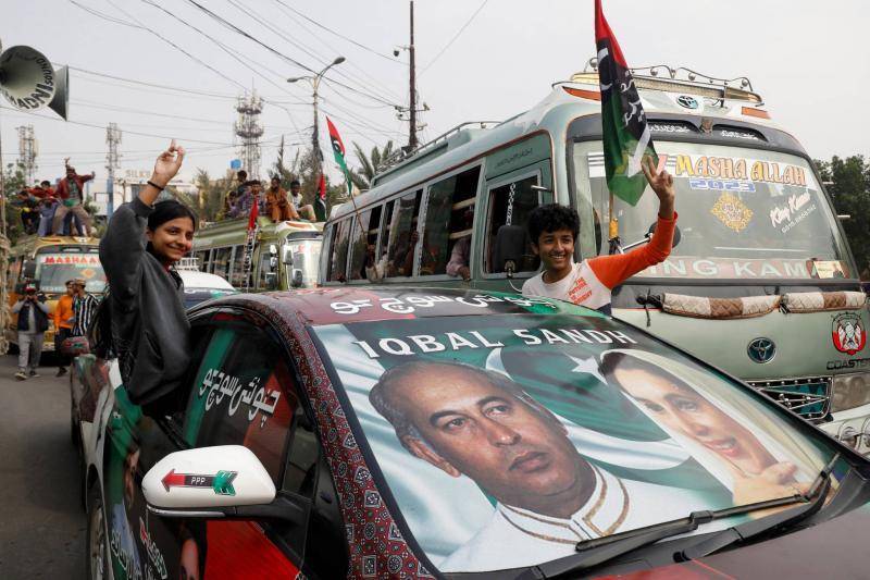 Pakistan: Rivals Nawaz Sharif and Imran Khan Announce Election Wins