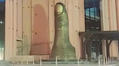 Criticism and Ridicule for the Finger Statue in Baghdad... What's the Story?