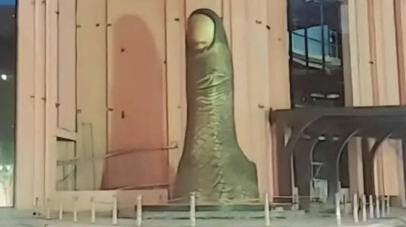 Criticism and Ridicule for the Finger Statue in Baghdad... What's the Story?