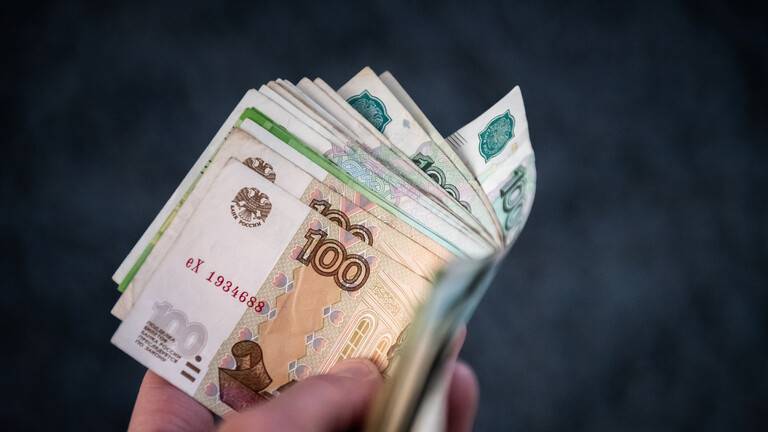 العملة الروسية تعزز مواقعها.. الروبل يصعد بنحو 3%