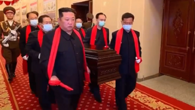 كيم جونغ أون يحضر جنازة مارشال في الجيش الكوري