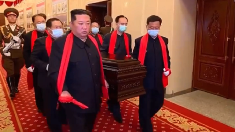 كيم جونغ أون يحضر جنازة مارشال في الجيش الكوري