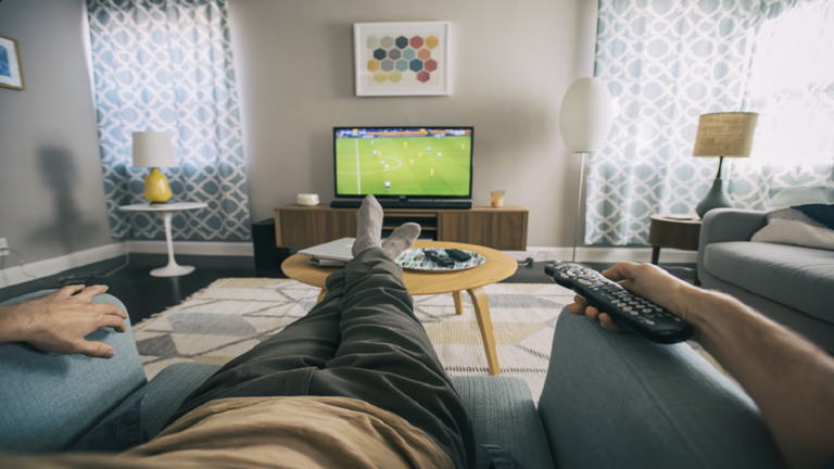 ما مقدار الجلوس أمام التلفاز وارتباطه بانخفاض مخاطر أمراض القلب؟