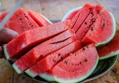 اختبار البطيخة الحمراء.. اليكم أفضل طريقة
