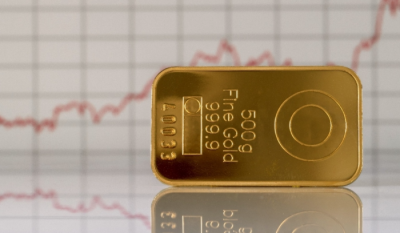 الذهب انخفض مع صعود الدولار بعد رفع الفائدة الأميركية
