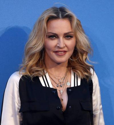 Video - Free Concert by Madonna Attracts Thousands to Brazilian Copacabana Beach