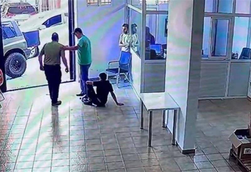 Video: A Deputy's Accompanying Person Attacks a Syrian Minor in a 