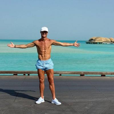 Ronaldo in the Red Sea "Recharging" (Video)
