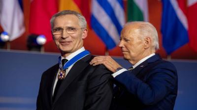 Biden Awards Stoltenberg the "Presidential Freedom Medal"