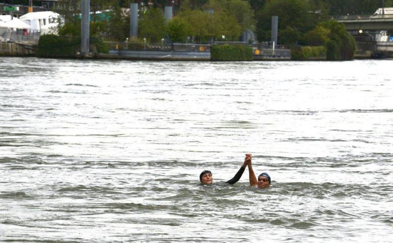 Title: Video: First Political Figure Swims in the Seine!
