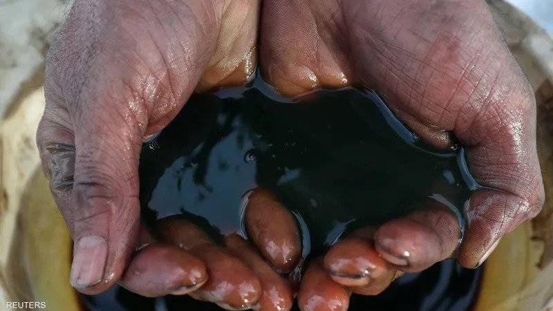 Oil Prices Rise Supported by Decline in U.S. Inventories and Weakening Dollar