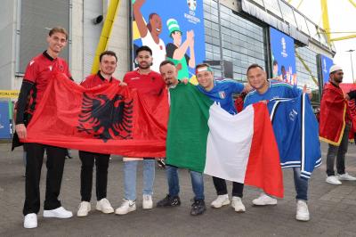 Title: "Spaghetti War" - A "Funny" Encounter Between an Albanian and an Italian Fan