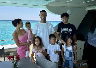 Ronaldo Shares Vacation Photos with His Followers