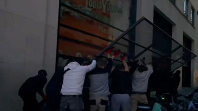 Paris Shops Fortify Ahead of Election Results (Video)