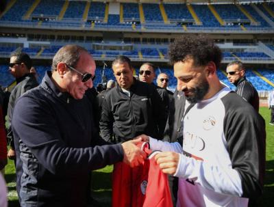 Sisi Visits Egyptian National Team Training... and a Gift from Mohamed Salah!