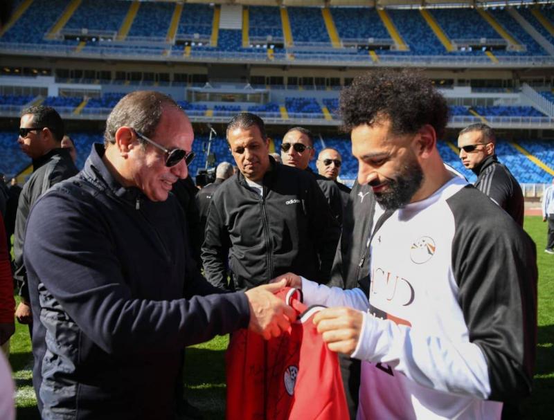 Sisi Visits Egyptian National Team Training... and a Gift from Mohamed Salah!