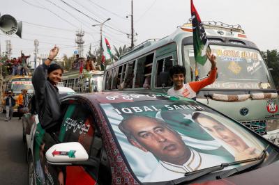 Five Killed in Violence During Pakistan Elections and Suspension of Mobile Services