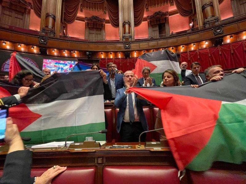 In France and Italy: MPs Raise Palestinian Flag During Parliament Sessions