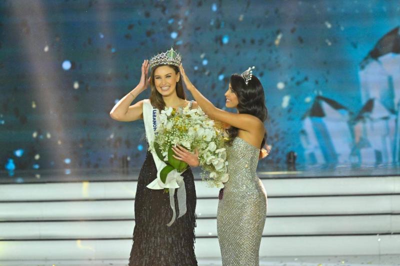 Yasmina Zaitoun Falls on Stage After Tripping - Video