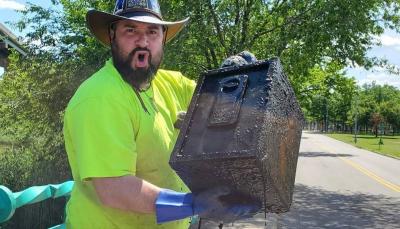In New York... A Couple Found One Hundred Thousand Dollars at the Bottom of a Pond
