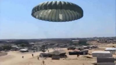 Terrifying Scene of Humanitarian Aid Falling on a Tent for Displaced Persons in Southern Gaza (Video)