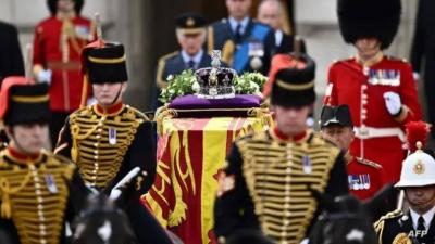 Queen Elizabeth on Her Final Journey: Silence and Majesty