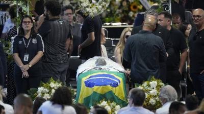 The Brazilian People Bid Farewell to Their Legend Pelé in a Grand Funeral in "Santos"