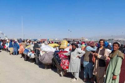 Crowding at the Border Between Pakistan and Afghanistan After Deadline for Foreigners Ends