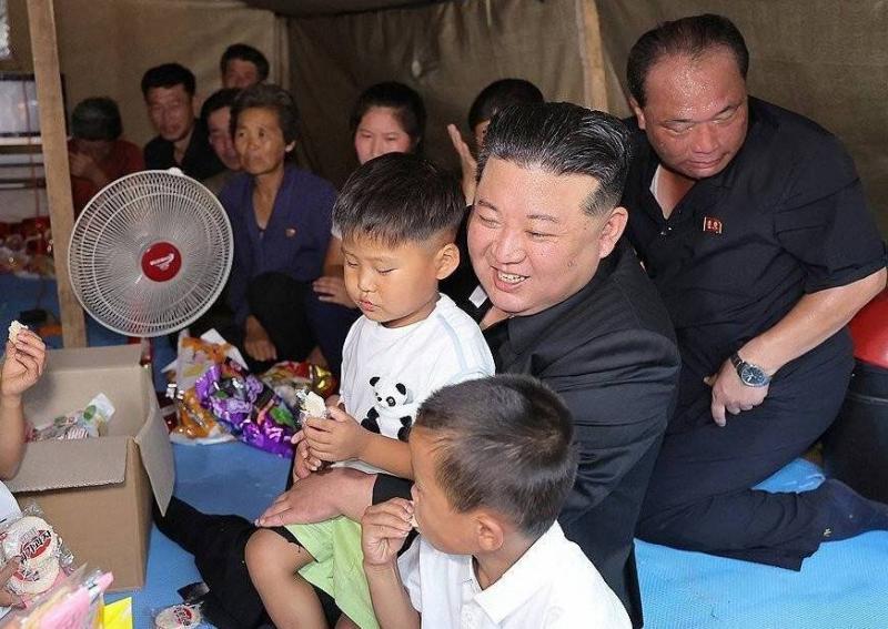 North Korean Leader Visits Flood-Damaged Area (Photos)