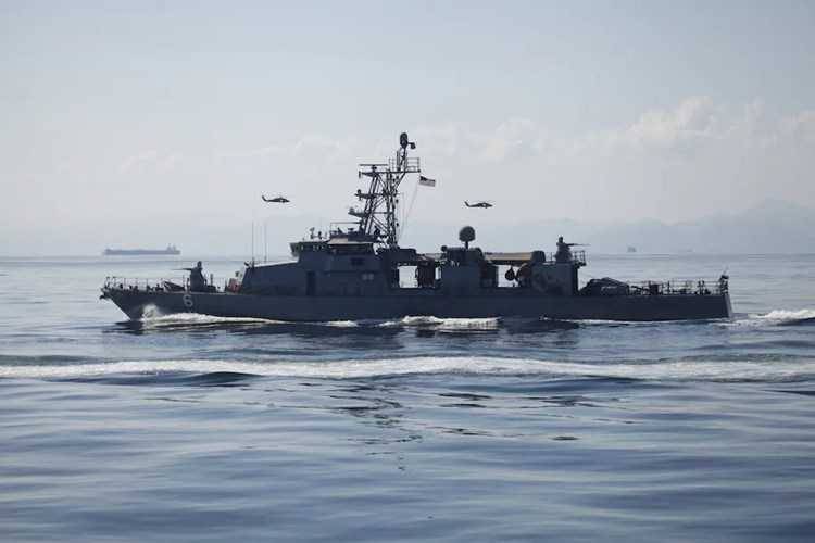3 زوارق إيرانيةٍ تقترب من سفينتين أميركيَّتين في الخليج