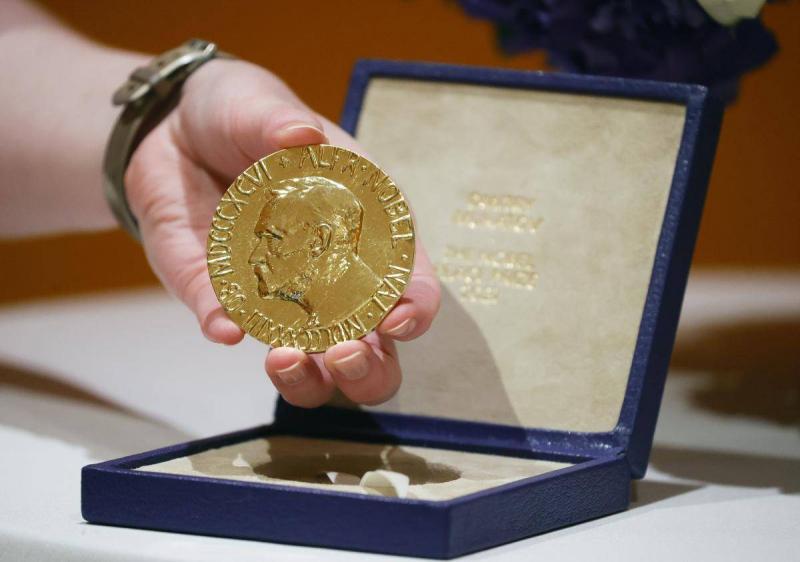 روسي يبيع ميدالية نوبل للسلام لمساعدة أطفال أوكرانيا