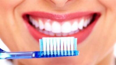 تنظيف الأسنان في وقت معيّن من اليوم عامل "مهمّ" لطول العمر