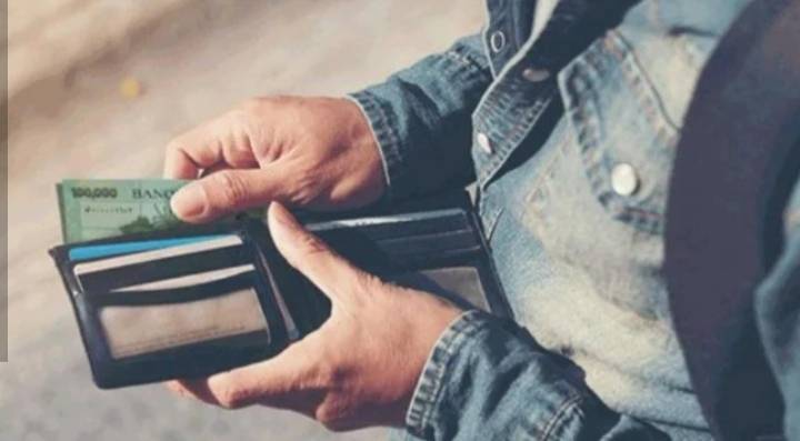 Are We Witnessing a Rise in Wages in the Public and Private Sectors?