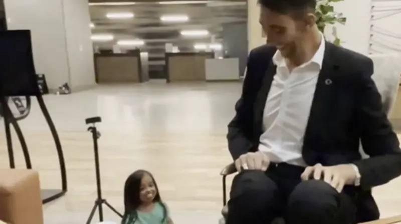 The Tallest Man in the World Jokes with the Shortest Woman... About the Size of His Hand (Video)