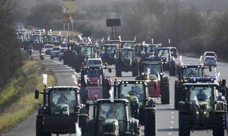 Farmers' Protests in France Continue with Tractors Heading to Paris