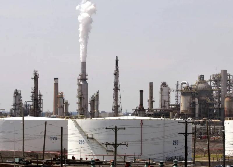 Title: Russia: 3 Injured in Explosion at Petrochemical Plant