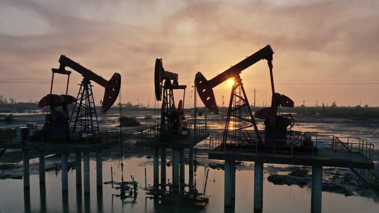 Oil Stabilizes Near Highest Level Amid Signs of Supply Decline