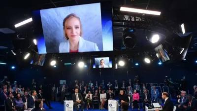 Rare Appearance: Putin's Alleged Daughters at Economic Forum