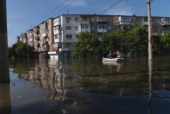Zelensky Inspects Kherson After Dam Collapse, 5 Dead