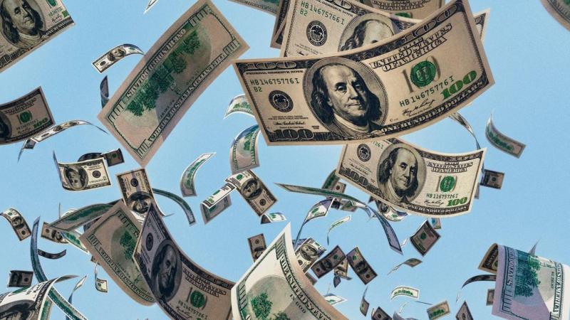 Dollar Rises as Inflation Fears Resurface Following OPEC Surprise