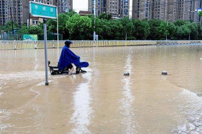 Typhoon Doksuri Heads Inland in China, Thousands Evacuated (Video)