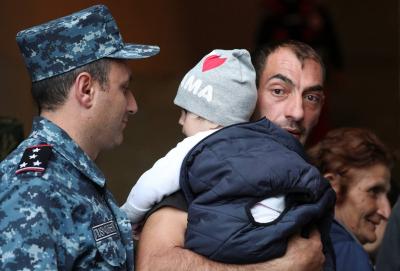 Hundreds of Armenian Refugees Arrive in Armenia