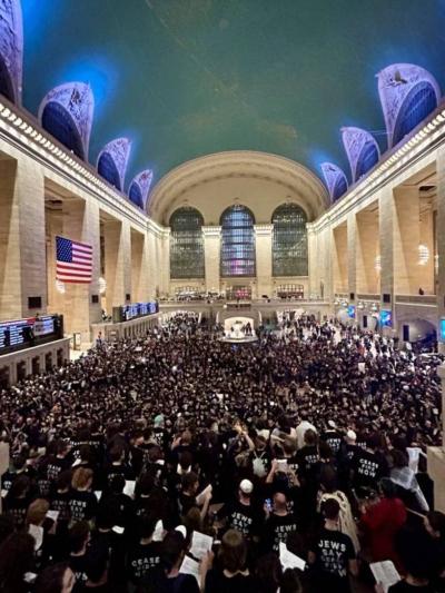 Protesters Block Train Station in New York Demanding Ceasefire in Gaza