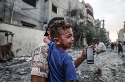 # A Grieving Father Cries: "This is My Daughter, Don’t Take Her From Me" ... Here Gaza