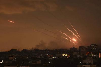 Title: "Al-Qassam Shells Tel Aviv 'with a Rocket Barrage'... Casualties and Injuries from Night Raids on Gaza"